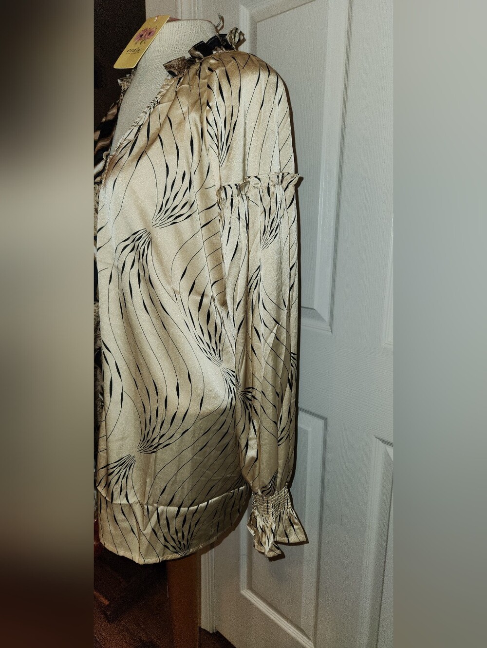 entro Two-Tone Beige and Black Asymmetrical Shirt - Picture 3 of 9